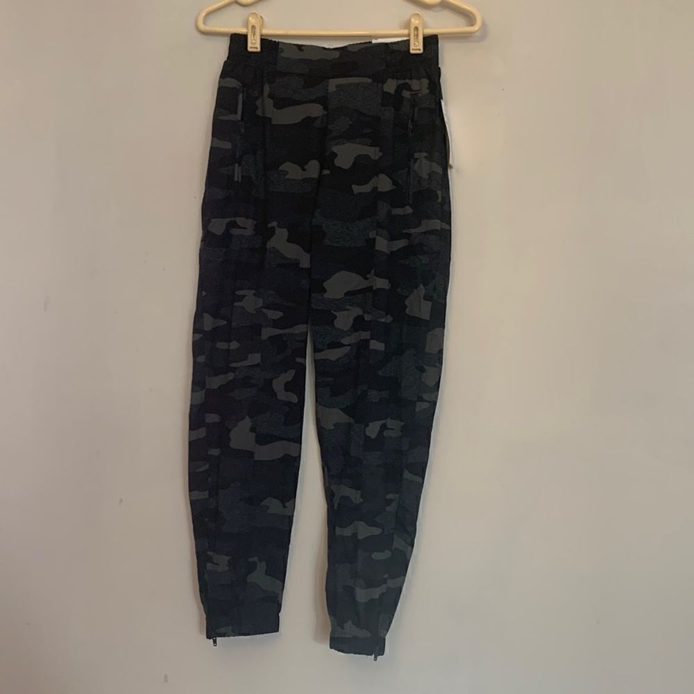 Old Navy active camouflage mid rise joggersSize XS NWT